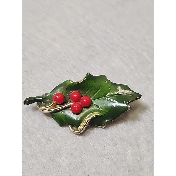 Vintage green holly leaf & red berries enamel brooch gold tone holiday pin - Picture 2 of 4